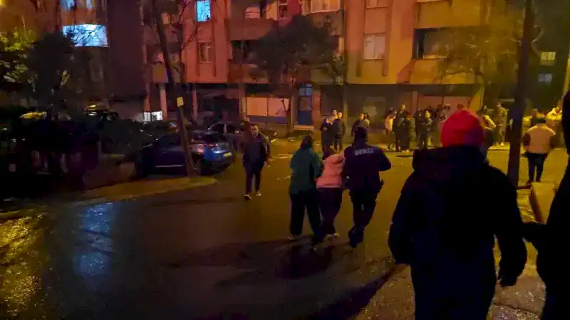 Çerkezköy’de feci yangın: Apartmanın çatısı alevlere teslim oldu!