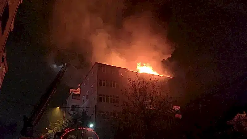 Çerkezköy’de feci yangın: Apartmanın çatısı alevlere teslim oldu!