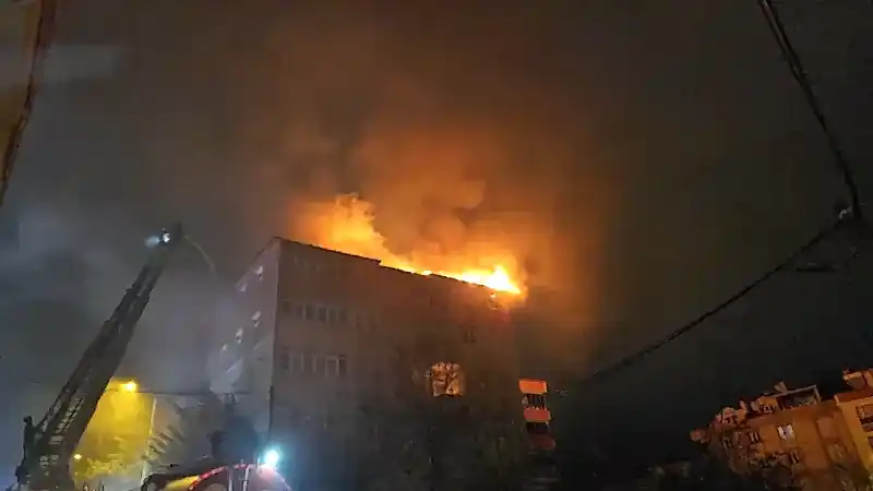 Çerkezköy’de feci yangın: Apartmanın çatısı alevlere teslim oldu!